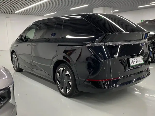 Xpeng X9 — Фото автомобиля 19
