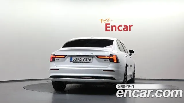 Volvo S90 — Фото автомобиля 4