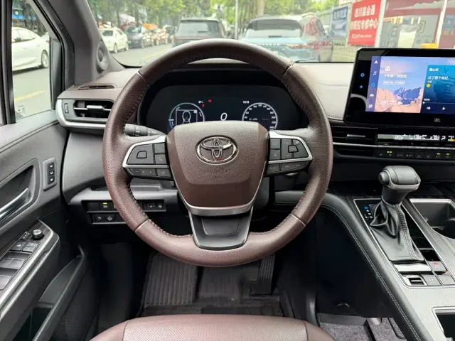 Toyota Sienna — Фото автомобиля 14