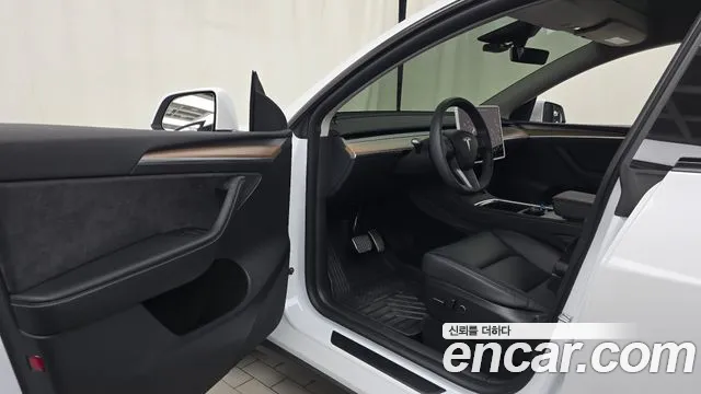 Tesla Model Y — Фото автомобиля 10