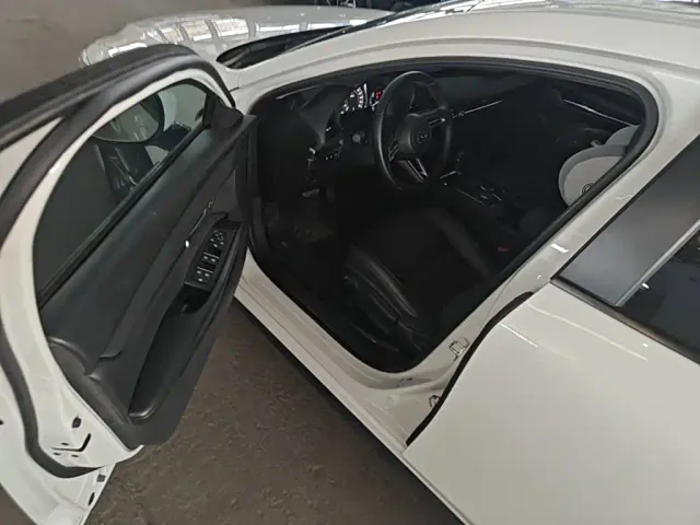 Mazda Axela — Фото автомобиля 15