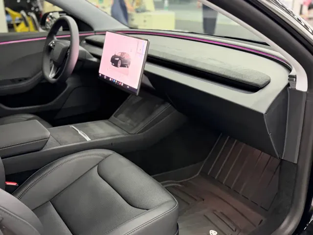 Tesla Model 3 — Фото автомобиля 12