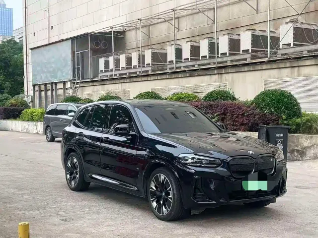 BMW iX3 — Фото автомобиля 3