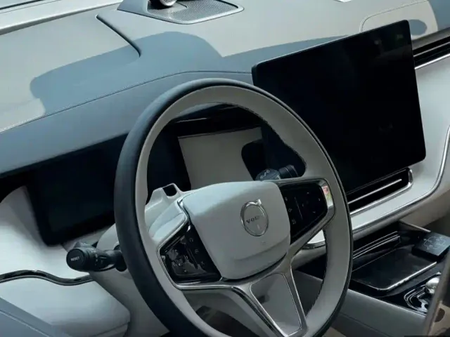 Volvo EM90 — Фото автомобиля 4