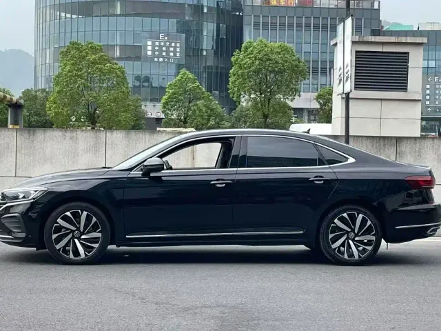 Volkswagen Passat — Фото автомобиля 3