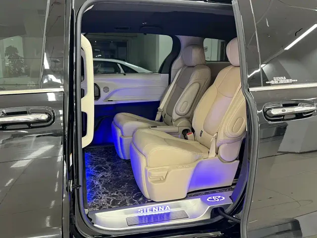 Toyota Sienna — Фото автомобиля 12
