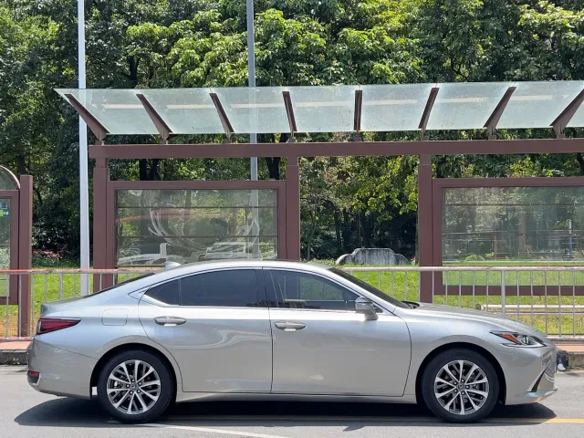 Lexus ES — Фото автомобиля 4