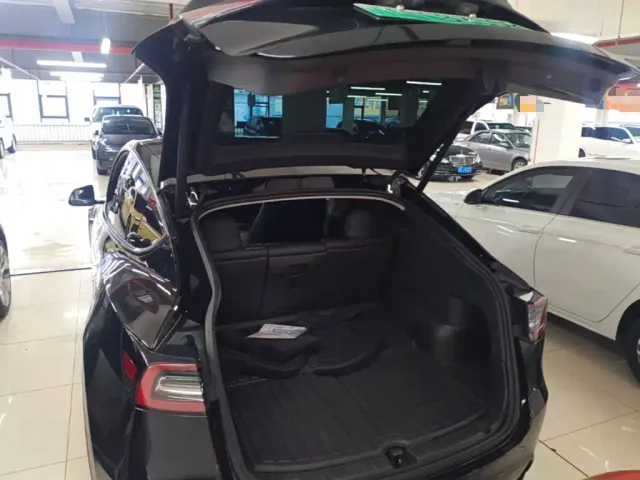 Tesla Model Y — Фото автомобиля 18