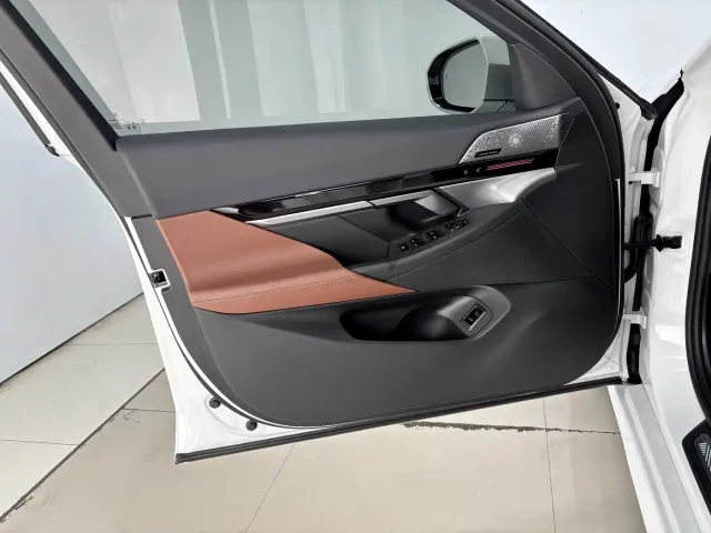 BMW 5 Series — Фото автомобиля 10
