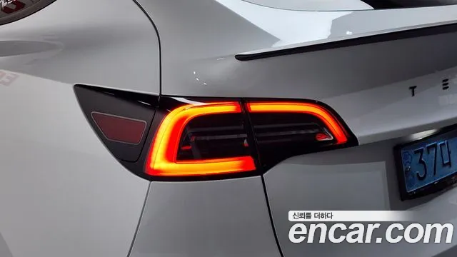 Tesla Model Y — Фото автомобиля 22