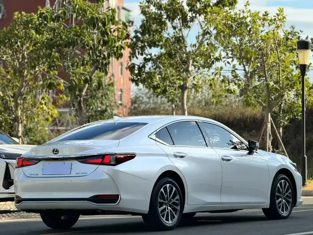 Lexus ES — Фото автомобиля 7