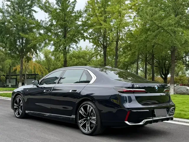 BMW i7 — Фото автомобиля 4