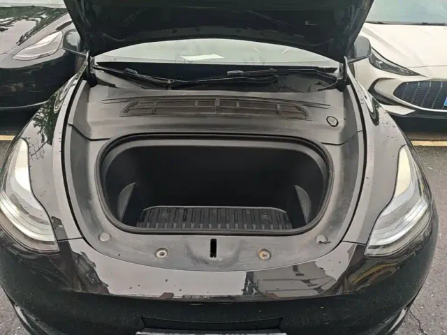 Tesla Model Y — Фото автомобиля 16