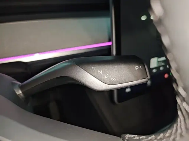 Tesla Model Y — Фото автомобиля 13