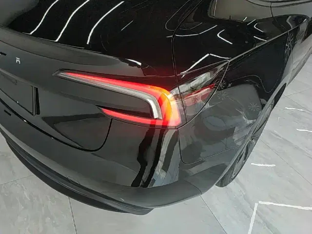 Tesla Model 3 — Фото автомобиля 7