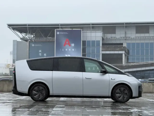 Li Auto MEGA — Фото автомобиля 7