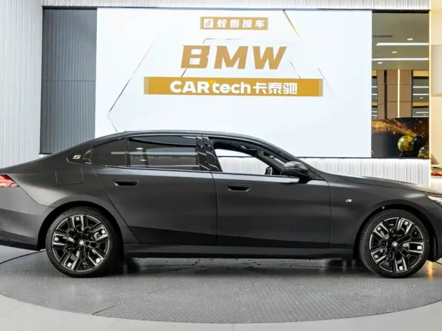 BMW BMW 5 Series 2026 BMW 530Li Year of the Horse Edition — Фото автомобиля 4