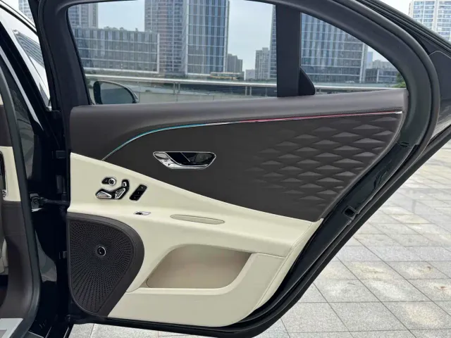 Bentley Flying Spur — Фото автомобиля 18