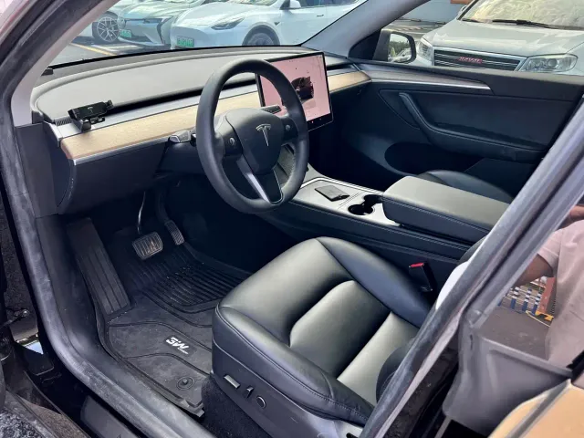 Tesla Model Y — Фото автомобиля 3