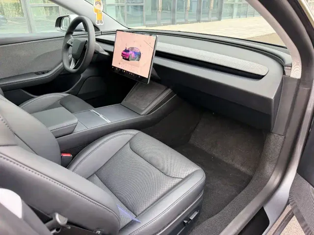 Tesla Model 3 — Фото автомобиля 10
