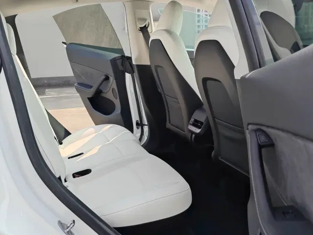 Tesla Model Y — Фото автомобиля 11