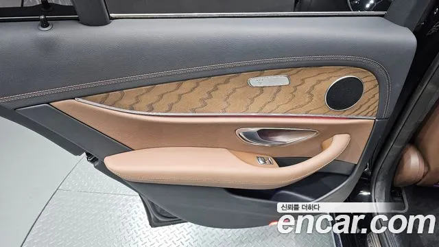Mercedes-Benz E-Class — Фото автомобиля 23