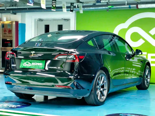 Tesla Model 3 — Фото автомобиля 18