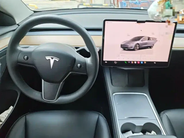 Tesla Model 3 — Фото автомобиля 2
