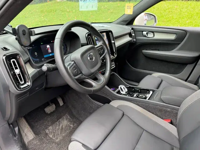 Volvo XC40 — Фото автомобиля 7