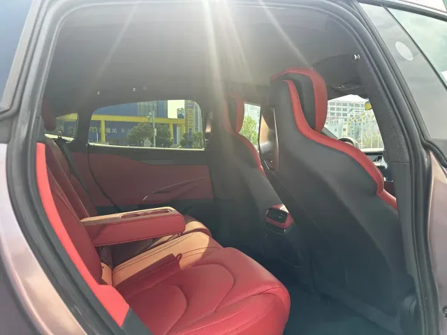 Xiaomi SU7 — Фото автомобиля 8