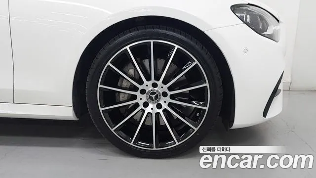 Mercedes-Benz E-Class — Фото автомобиля 3