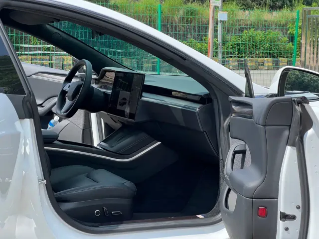 Tesla Model S — Фото автомобиля 12