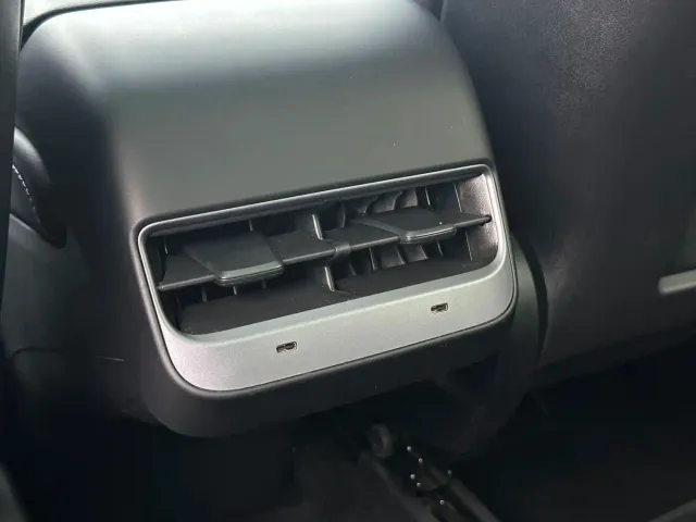 Tesla Model Y — Фото автомобиля 16