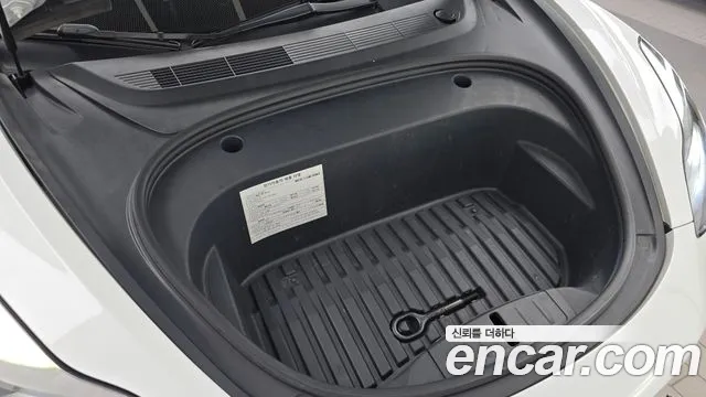 Tesla Model 3 — Фото автомобиля 6