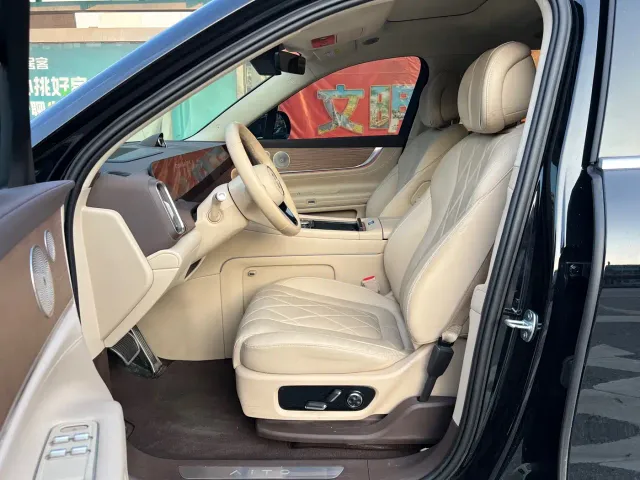 AITO Wenjie AITO M9 2024 Extended Range Ultra 42kWh 6-Seater — Фото автомобиля 7