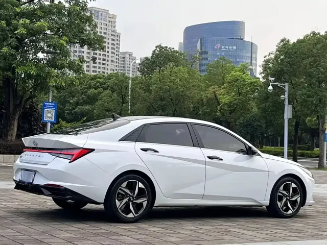 Hyundai Elantra 2022 1.5L CVT LUX Premium Edition — Фото автомобиля 14