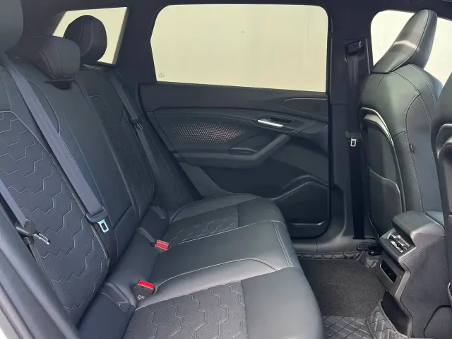 Audi Q6L e-tron — Фото автомобиля 7