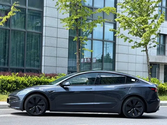 Tesla Model 3 — Фото автомобиля 8