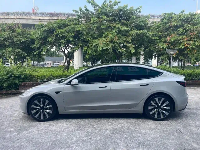 Tesla Model 3 — Фото автомобиля 9