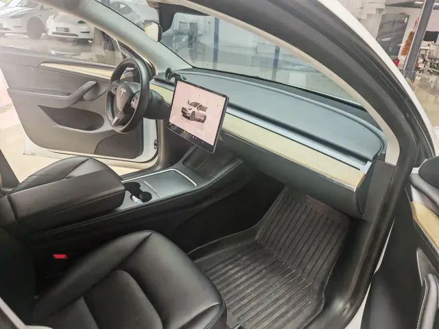 Tesla Model Y — Фото автомобиля 11