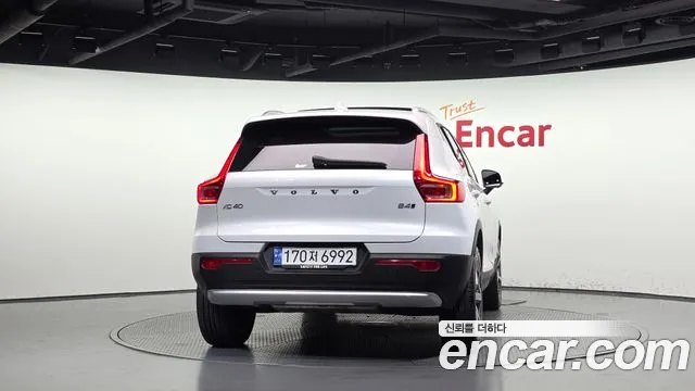 Volvo XC40 — Фото автомобиля 4