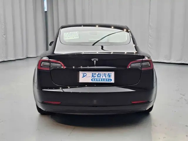 Tesla Model 3 — Фото автомобиля 5