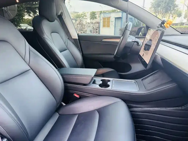 Tesla Model Y — Фото автомобиля 6