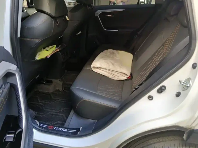 Toyota RAV4 — Фото автомобиля 14