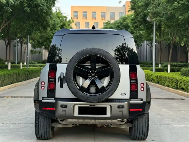 Land Rover Defender — Фото автомобиля 18