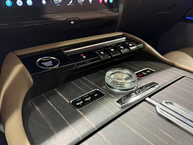 Lincoln Navigator — Фото автомобиля 19