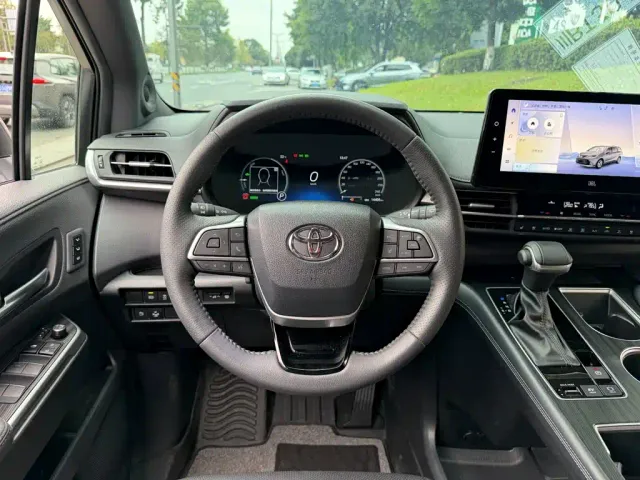 Toyota Sienna — Фото автомобиля 14