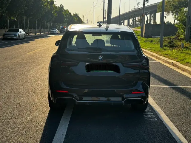 BMW iX3 — Фото автомобиля 9