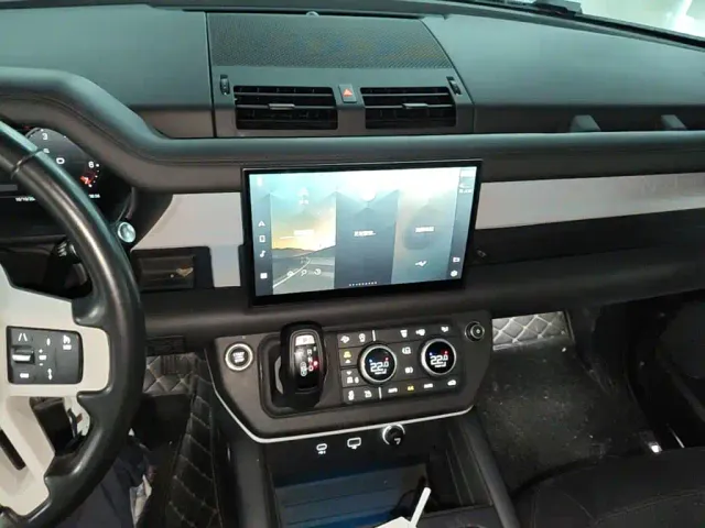 Land Rover Defender — Фото автомобиля 12