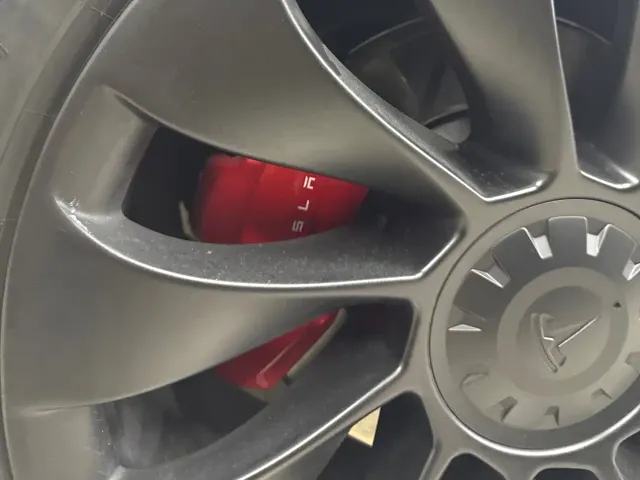 Tesla Model Y — Фото автомобиля 13